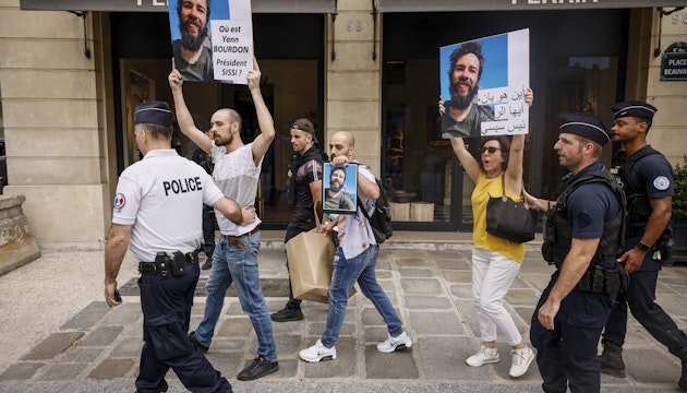 Membrii familiei au stat pe un trotuar din Paris și au ridicat pancarte pe care scria: „Unde este Yann Bourdon, domnule președinte Sissi?”