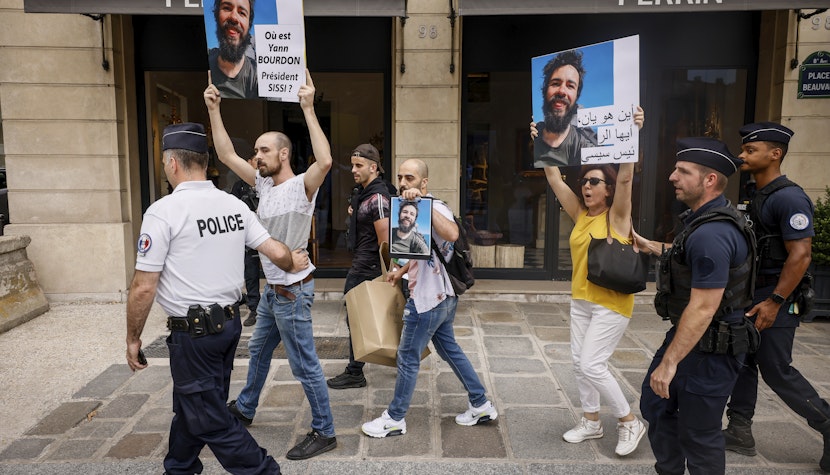 Membrii familiei au stat pe un trotuar din Paris și au ridicat pancarte pe care scria: „Unde este Yann Bourdon, domnule președinte Sissi?”
