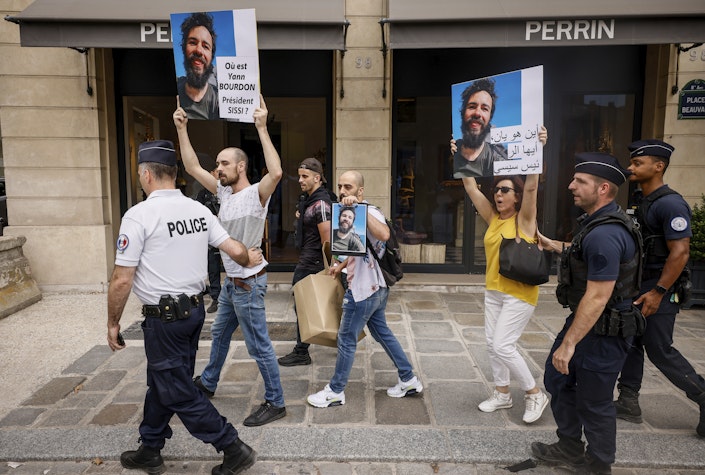 Membrii familiei au stat pe un trotuar din Paris și au ridicat pancarte pe care scria: „Unde este Yann Bourdon, domnule președinte Sissi?”