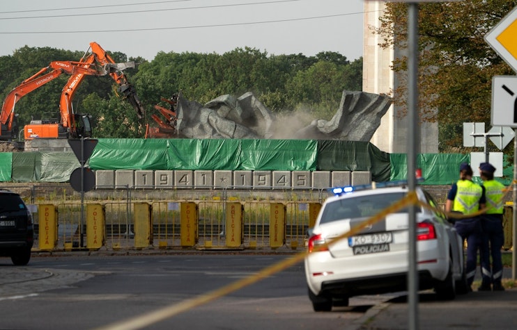 Monument sovietic demolat