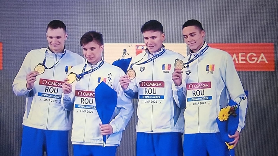 David Popovici (dreapta), Alexandru Constantinescu, Ștefan Cozma și Patrick Sebastian Dinu au câștigat aurul