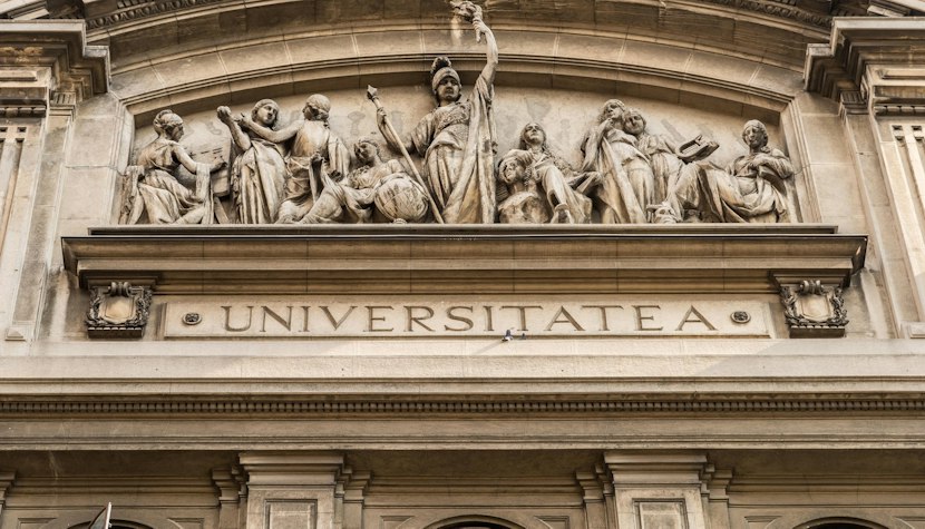 Procesul de admitere este mixt - online şi offline. unibuc