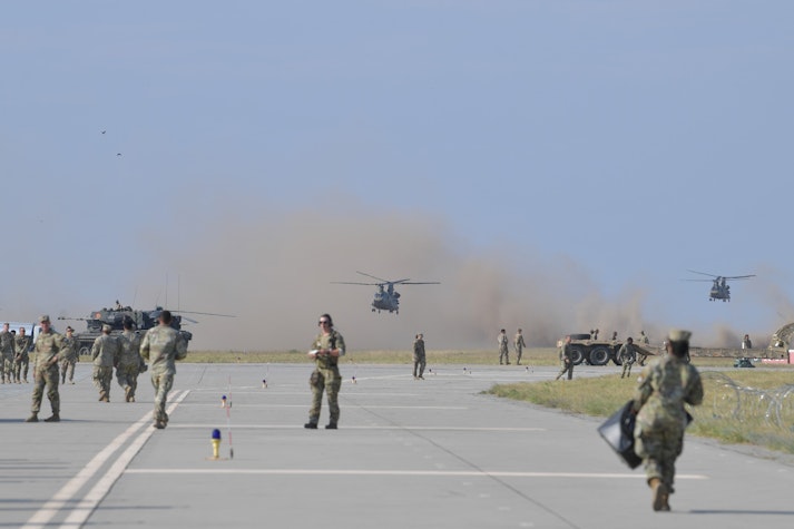 militari si elicoptere