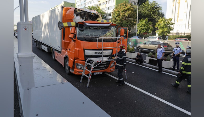 TIR blocat la Pasajul Unirii.
