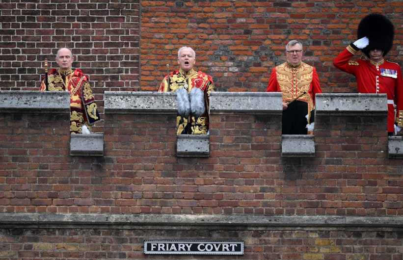Urale de la balconul Friary Court, după ce Regele Charles al III-lea a urcat pe tronul Marii Britanii