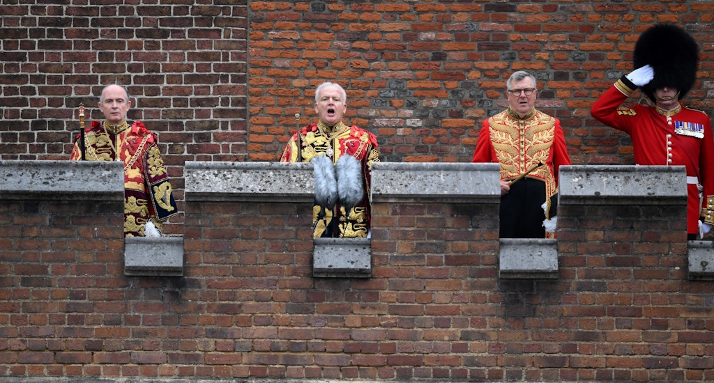 Urale de la balconul Friary Court, după ce Regele Charles al III-lea a urcat pe tronul Marii Britanii