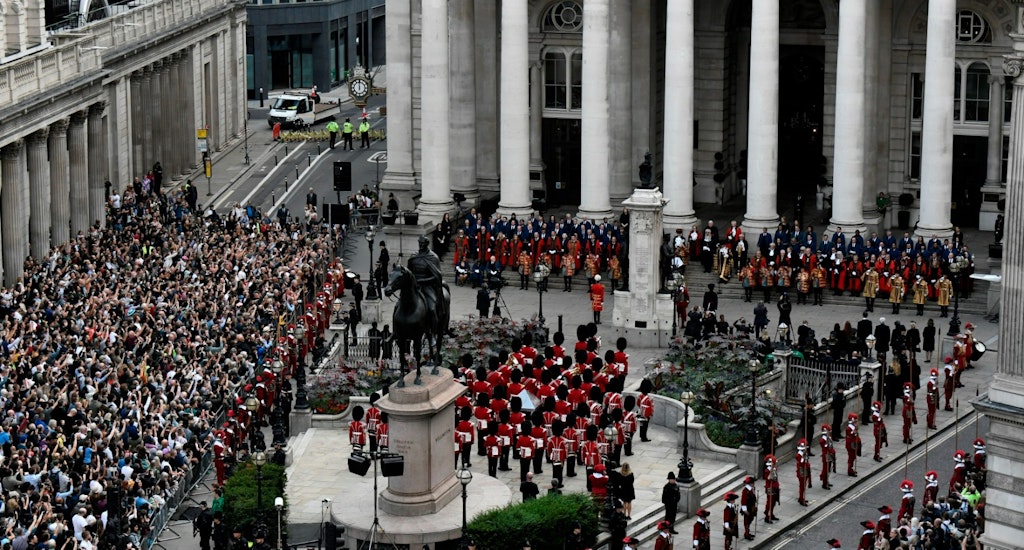Mii de oameni au venit la Bursa Regală din Londra pentru a sărbători urcarea pe tron a Regelui Charles al III-lea