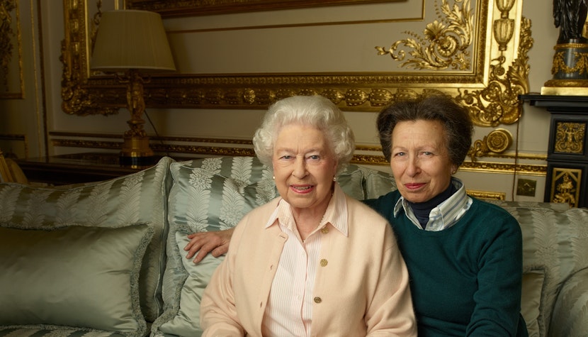 Regina Elisabeta II-a alături de singura ei fiică, Prințesa Anne