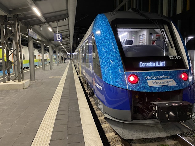 tren albastru