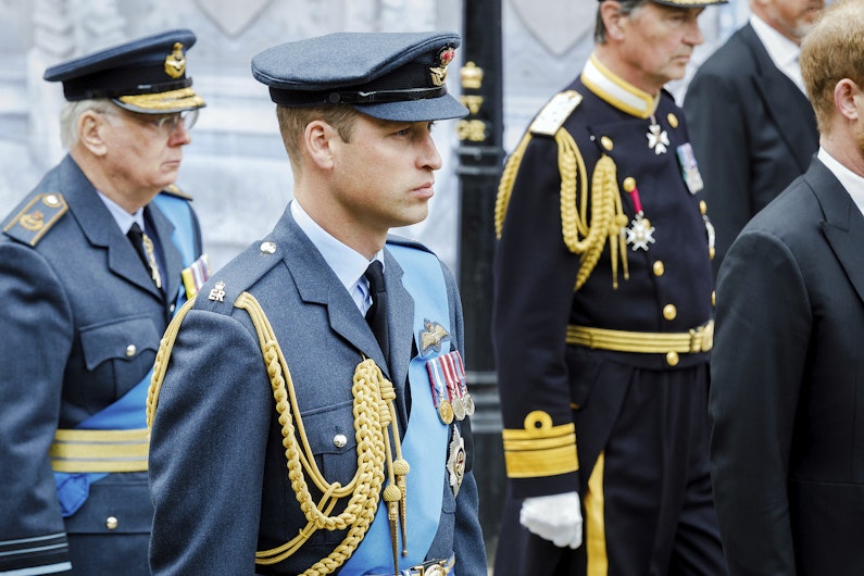 William, Prințul de Wales, în haină militară, la funeraliile Reginei Elisabeta a II-a