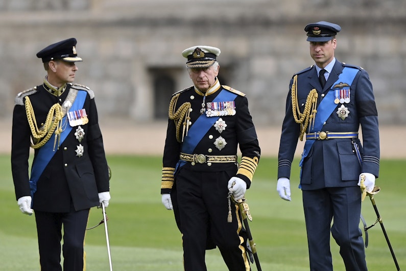 Regele Charles al III-lea, alături de fiul său, William, Prințul de Wales (dreapta)