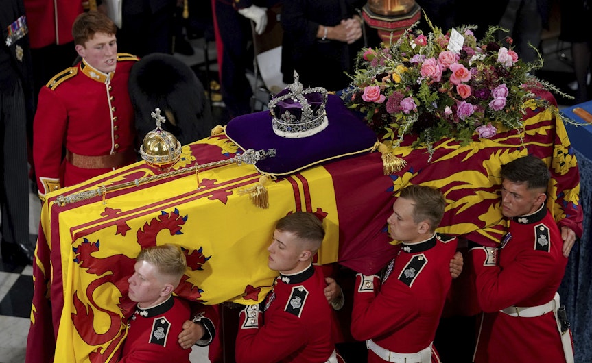 Sicriul Reginei Elisabeta a II-a, la funeraliile oficiate în catedrala Westminster Abbey