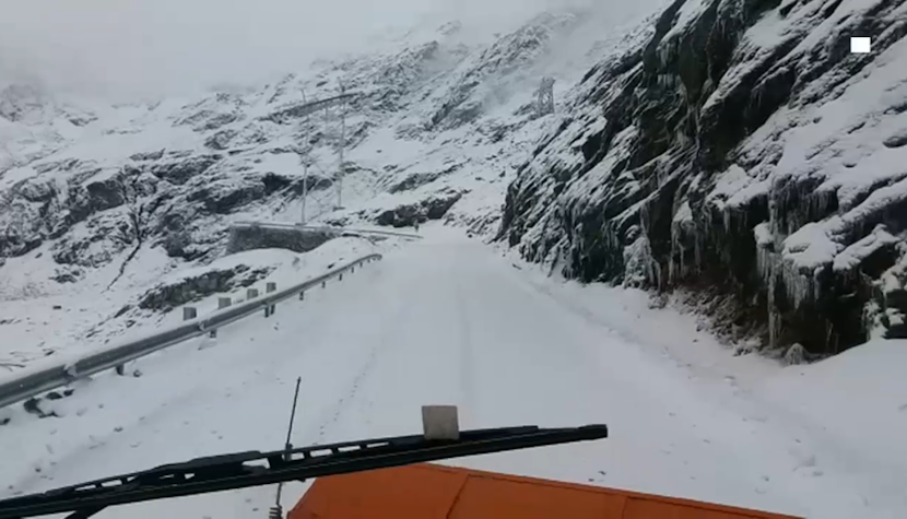 Drumarii intervin pe Transfăgărășan zapada