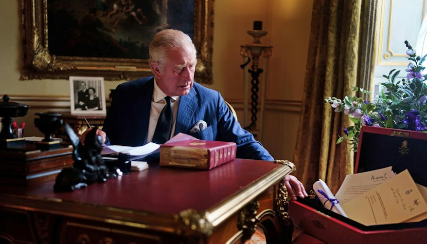 Prima fotografie ce îl prezintă pe Regele Charles al III-lea alături de celebra cutie roşie Regele Charles al III-lea