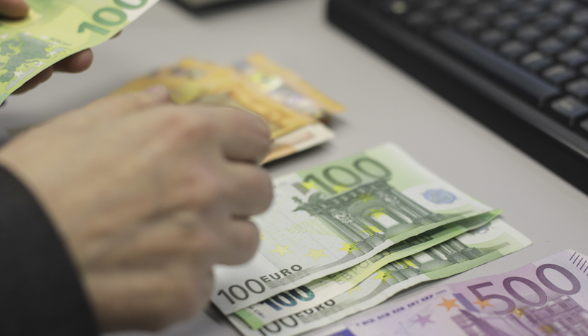 Medicul Marian Gașpar, prins în flagrant când lua mită 1.000 de euro pentru o operație bani