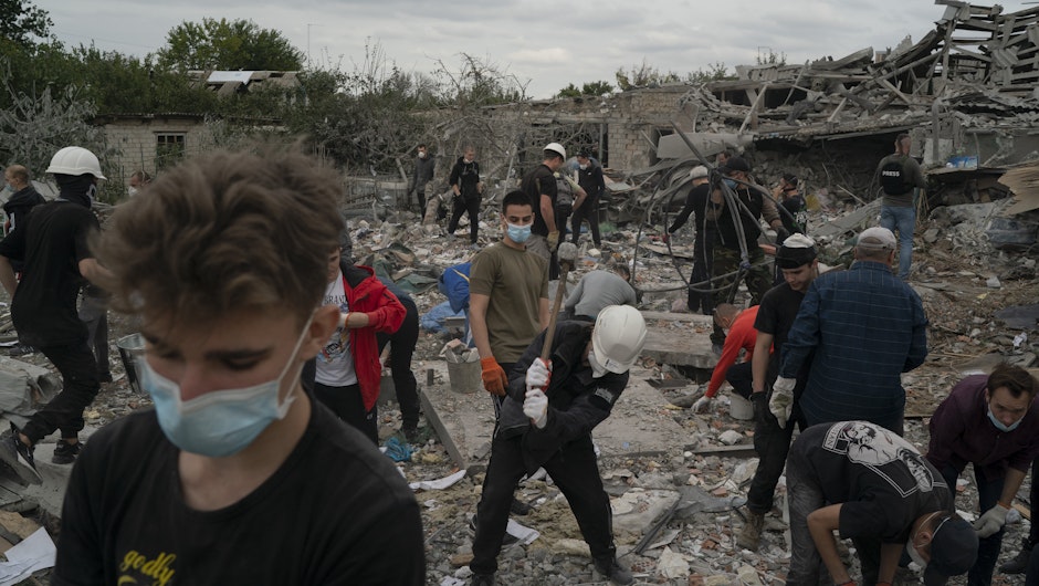 Ruine, după un bombardament în Ucraina.