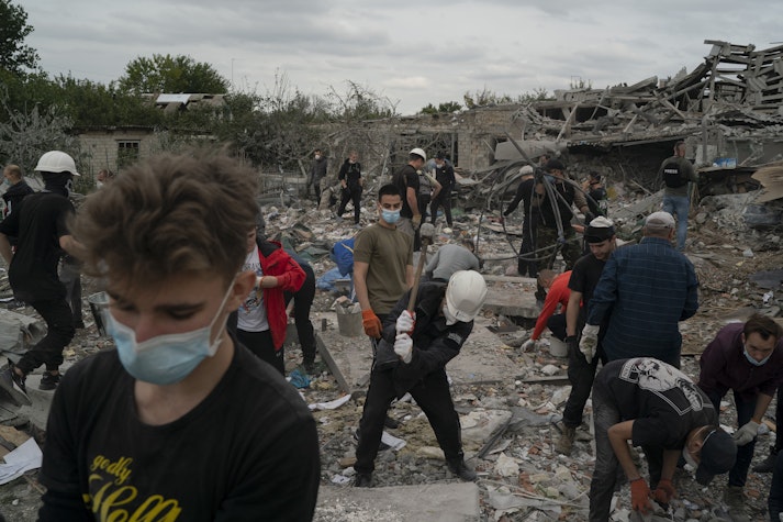 Ruine, după un bombardament în Ucraina.