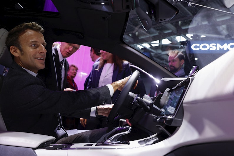 Președintele francez Emmanuel Macron, la bordul unui Peugeot DS 7 expus la Salonul Auto de la Paris