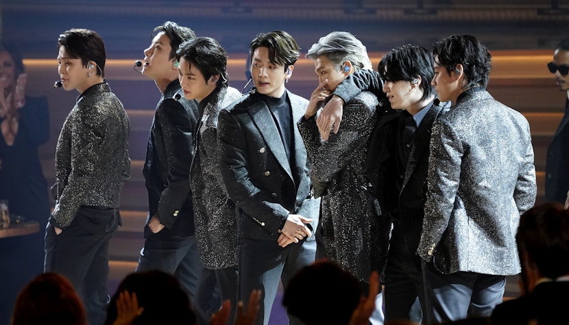„Compania Big Hit Music este mândră să anunțe astăzi că membrii trupei BTS, în prezent, înaintează cu planurile de a-și îndeplini stagiul militar.” bts, big hit, stagiu militar