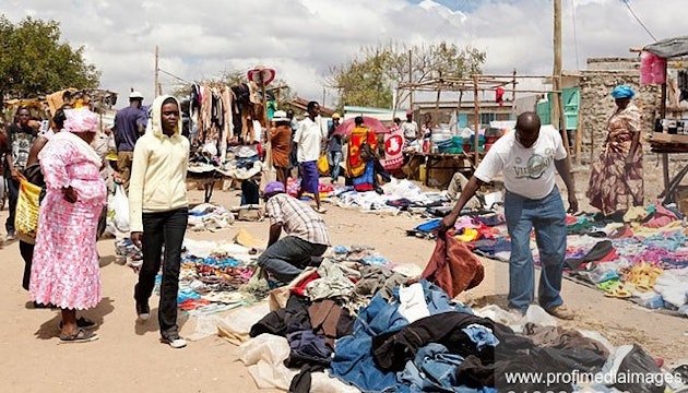 Kenya: cimitirul hainelor second hand. Deșeurile sunt fabricate din materiale sintetice
