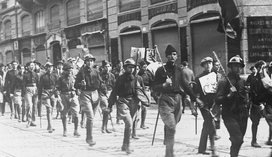 Un grup armat de fasciști italieni, mergând pe o stradă din Roma.