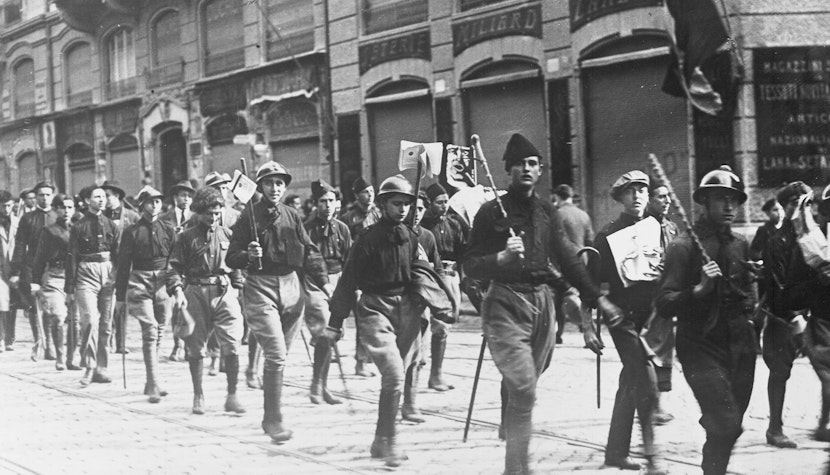 Un grup armat de fasciști italieni, mergând pe o stradă din Roma.
