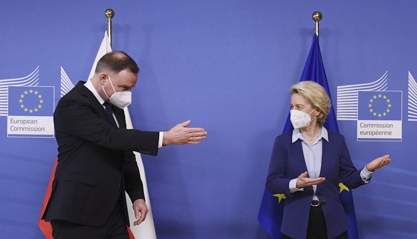 Președintele Comisiei Europene, Ursula von der Leyen, dreapta, și președintele polonez Andrej Duda președintele poloniei