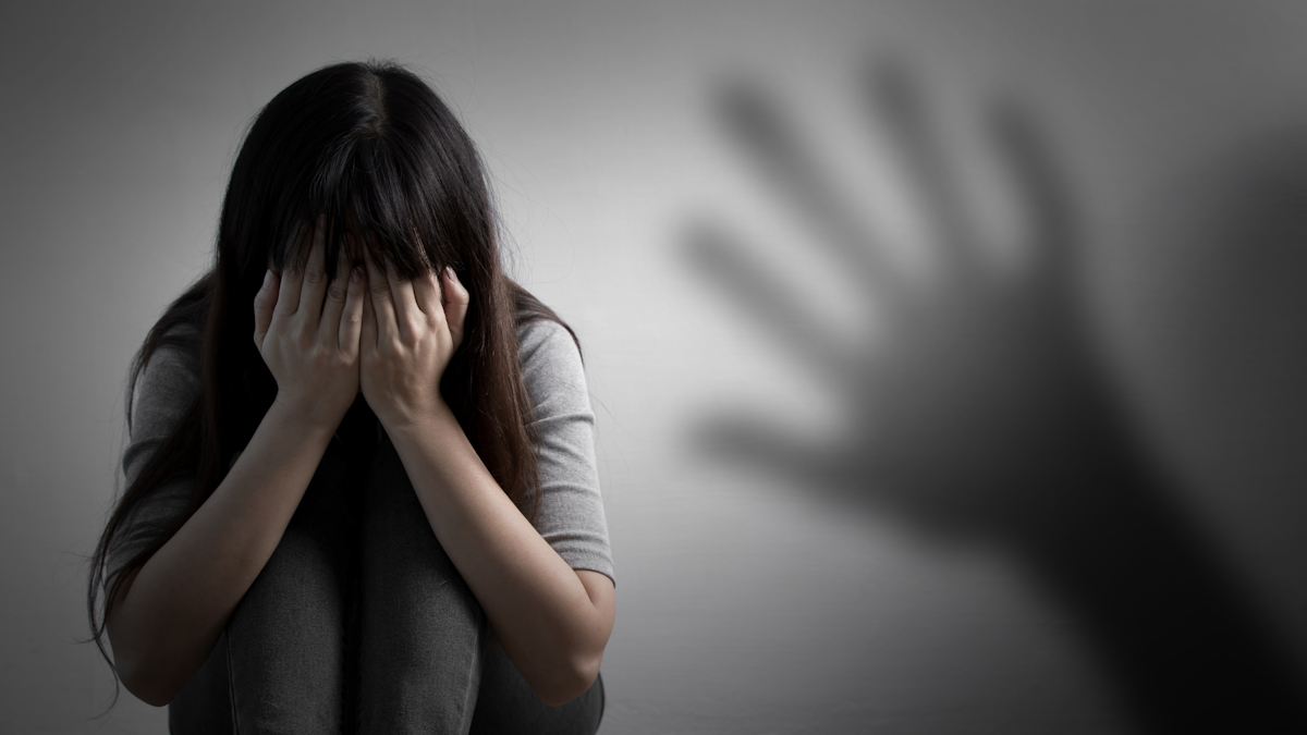 O adolescentă de 15 ani din Mangalia, bătută pentru un trend de pe TikTok. Două tinere, reținute