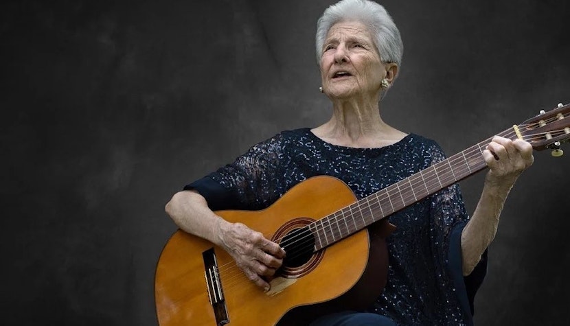 O bunică de 95 de ani și-a împlinit visul de a deveni cântăreață. A fost nominalizată la premiile Latin Gremmy angela alvarez