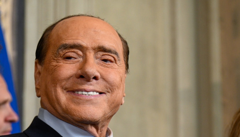 Fostul premier Silvio Berlusconi este achitat într-un caz de dare de mită. Silvio Berlusconi