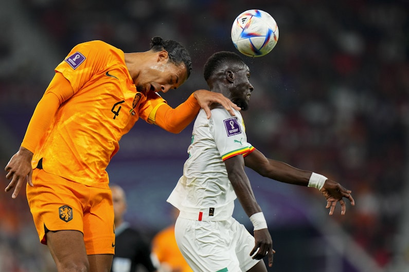 Virgil van Dijk și Idrissa Gueye.