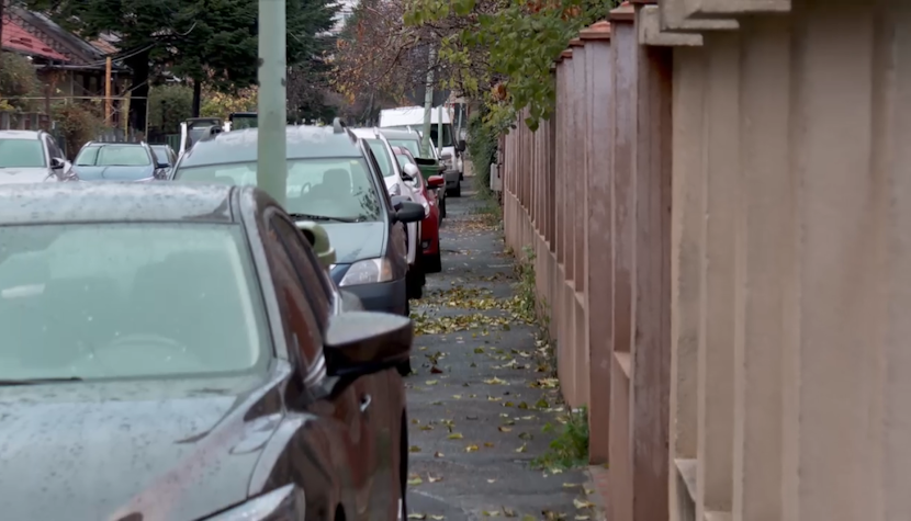 Mașinile parcate pe trotuarele unde staționarea este interzisă vor fi ridicate de autorități masini