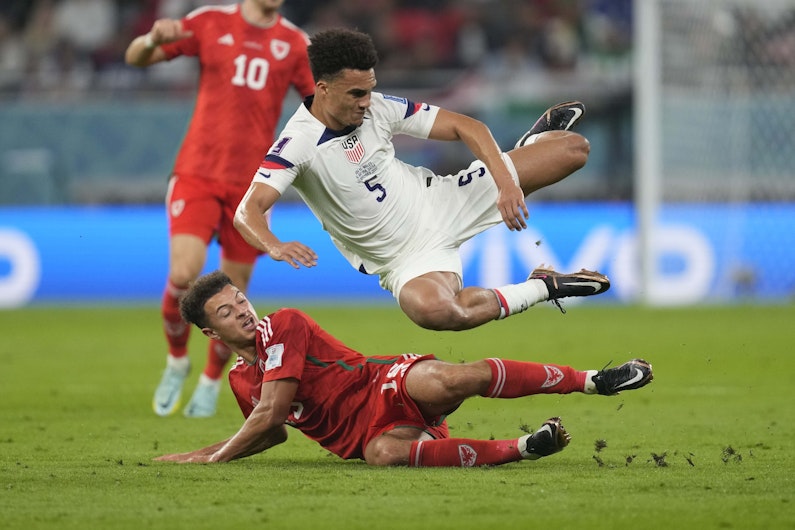 Antonee Robinson (SUA) și Ethan Ampadu (Țara Galilor)