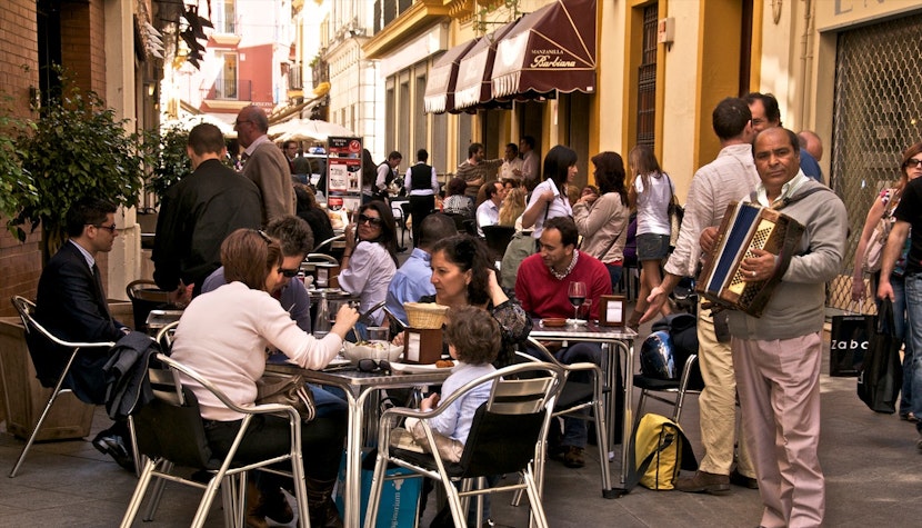 Multe orașe europene sunt perfecte pentru plimbarea pe jos Sevillia, Spania