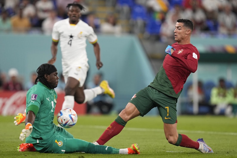 Lawrence Ati-Zigi și Cristiano Ronaldo