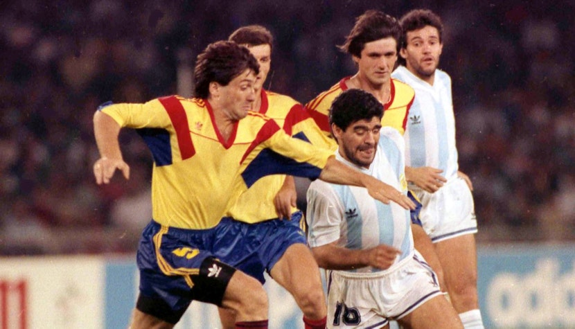 Iosif Rotariu (în prim-plan), în duel cu Diego Maradona la Cupa Mondială din 1990