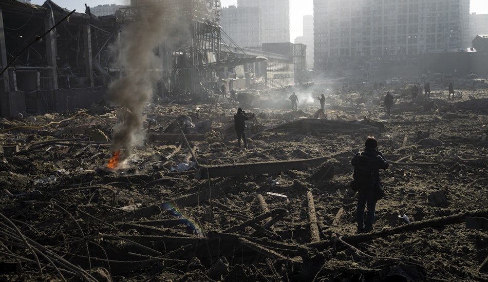 Ruine, după un bombardament în Ucraina