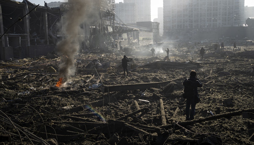 Ruine, după un bombardament în Ucraina
