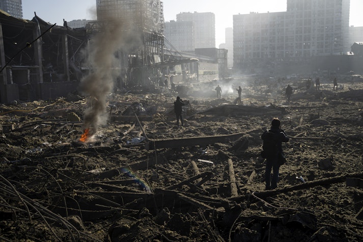 Ruine, după un bombardament în Ucraina