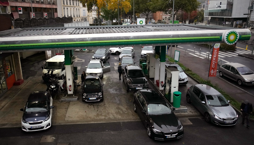 Penuria de carburant este cauzată de o scădere cu 30% a importurilor de carburant, precum şi de unele operaţiuni de mentenanţă într-una din rafinăriile MOL