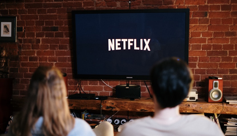 Noul serial de la Netflix, „Kaleidoscope”, poate fi vizionat în orice ordine vrei tu
