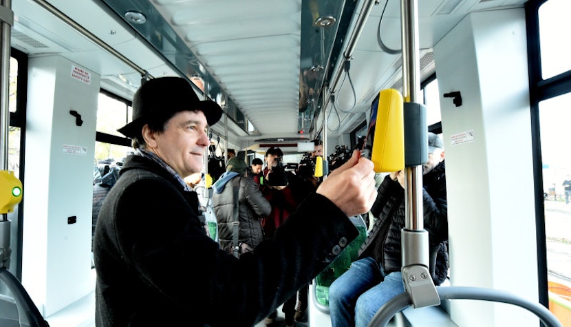 Pornit într-o călătorie cu unul dintre noile tramvaie care circulă de ieri prin Bucuresti, primarul Capitalei a fost luat la rost de călători.