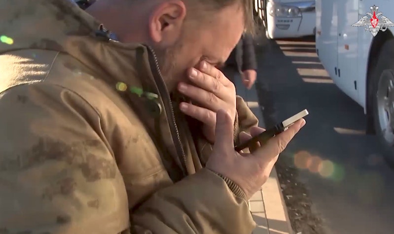soldat cu telefon