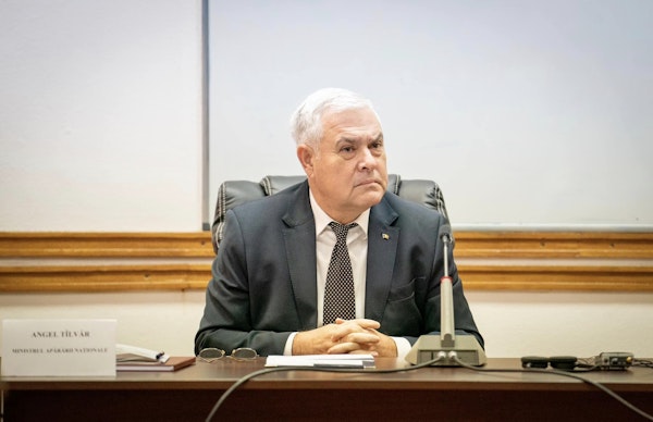 Angel Tîlvăr, învestit în funcţia de ministru al Apărării