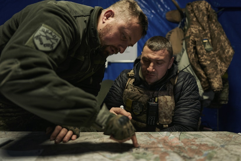 Soldați ucraineni într-un centru de comandă subteran din Bahmut