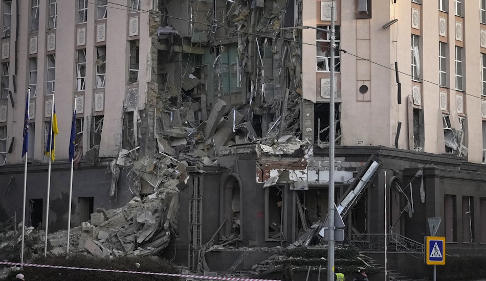Clădire distrusă în urma bombardamentelor