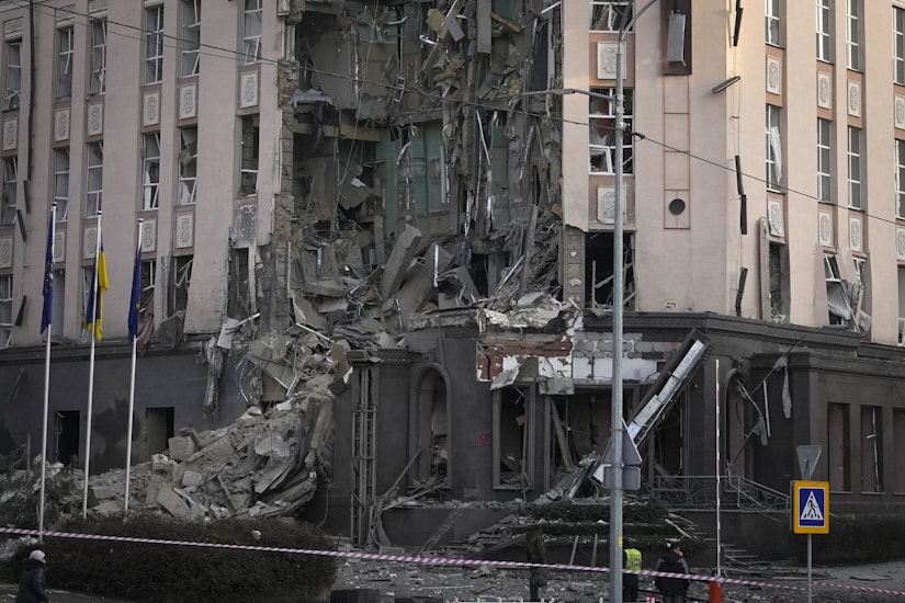 Clădire distrusă în urma bombardamentelor