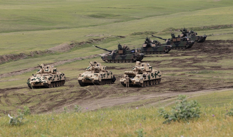 Blindate de infanterie de tip Bradley, alături de tancuri M1A2 Abrams