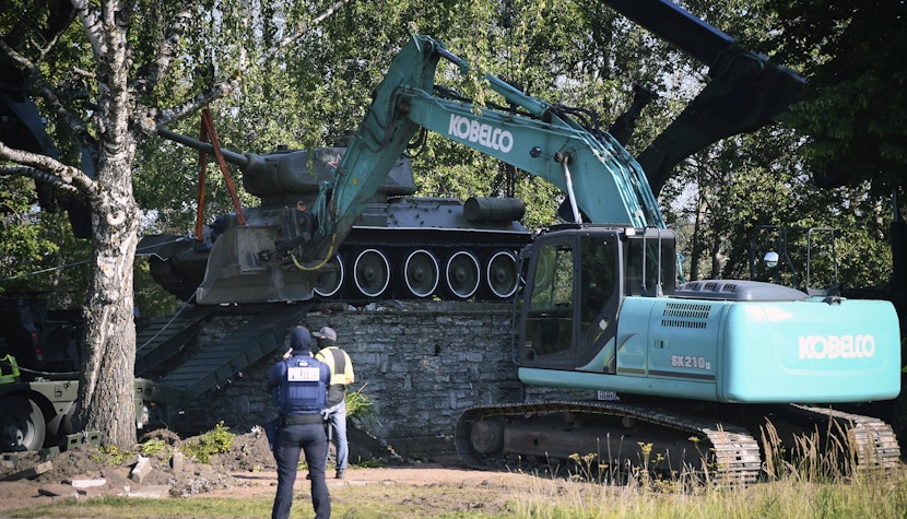 Muncitorii îndepărtează un tanc sovietic T-34 instalat ca monument în Narva, Estonia