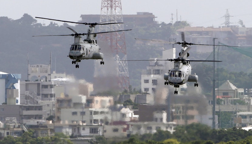Elicoptere CH-46, decolând din baza Pușcașilor Marini din Okinawa